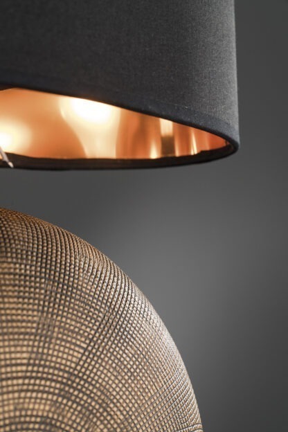 Bordslampa Foro, kopparfärgad lampfot med svart tygskärm - Bild 3